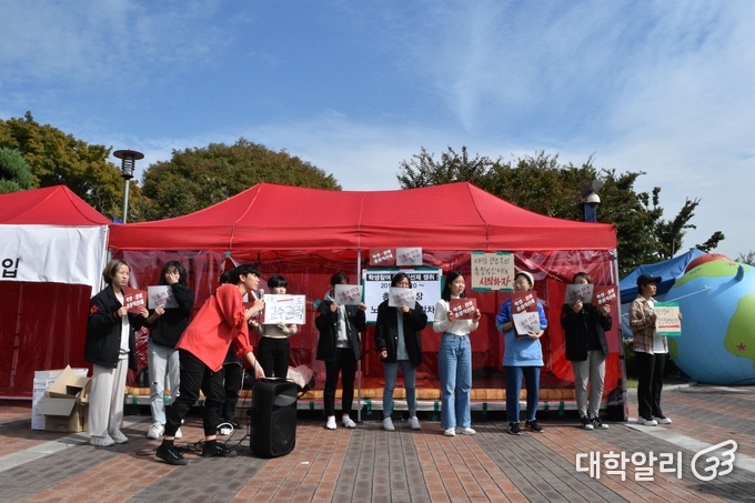 10일(목) 오후 숙명여대 순헌관 사거리에서 숙명여대 제51대 총학생회 '오늘'이 노숙농성을 선포하고 있다.