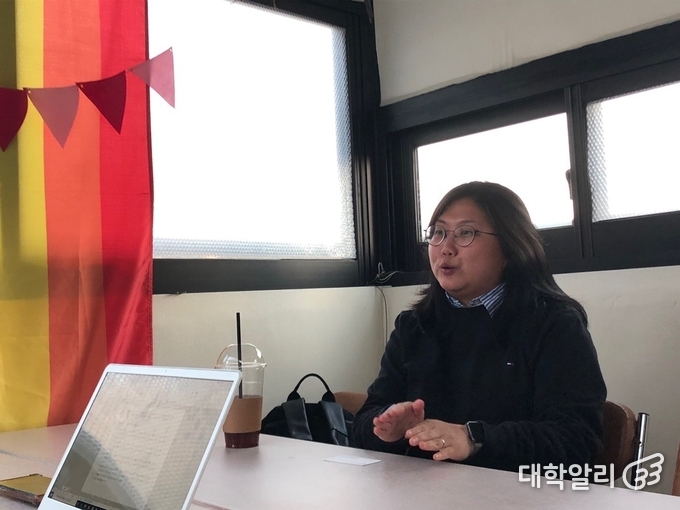 인터뷰를 진행하고 있는 김보미 활동가. 사진=방의진 기자
