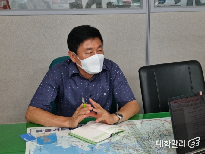 서울혁신파크 내 민주노총 이주노조 사무실에서 회대알리와 인터뷰 중인 우다야 라이 위원장. 사진=김동우 기자