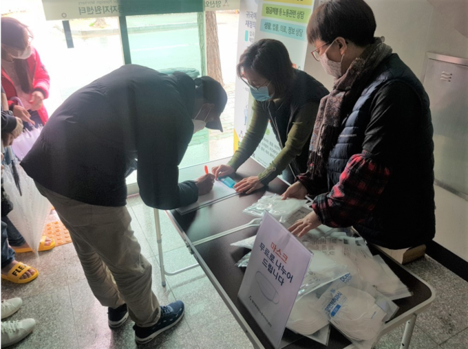 2020년 4월 12일, 양산외국인노동자지원센터에서 미등록 이주노동자들에게 코로나19 마스크를 무료로 배부하고 있는 모습. 출처=양산외국인노동자지원센터