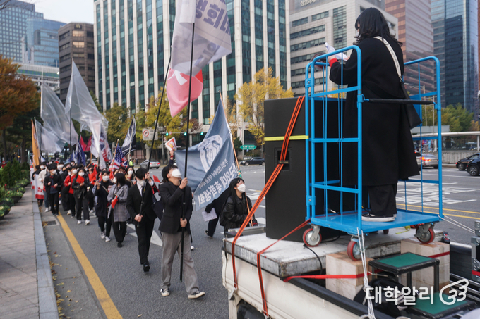 대학생들이 구호를 외치며 서울시청 광장을 지나고 있다.