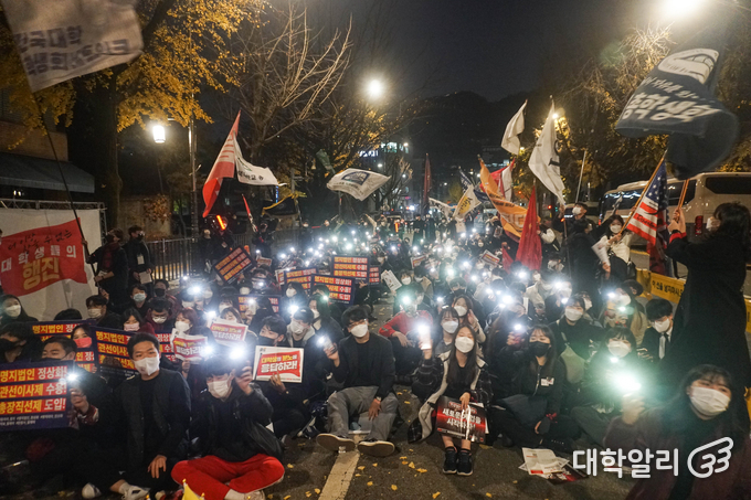 집회 참여자들이 플래시를 비추며 행사 마무리를 하고 있다.