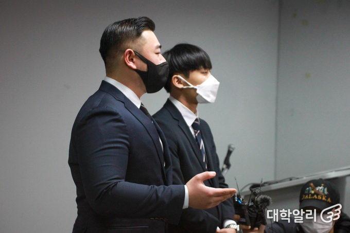 회견 후 인터뷰에 응답하는 엄세빈 인문캠퍼스 총학생회장 (좌), 최정현 자연캠퍼스 총학생회장 (우)