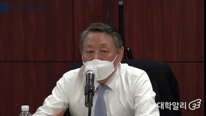 간담회 진행한 박정운 총장 / 사진=유튜브 한국외대교육지원팀 '글로벌캠퍼스 학제개편 학생 간담회' 갈무리