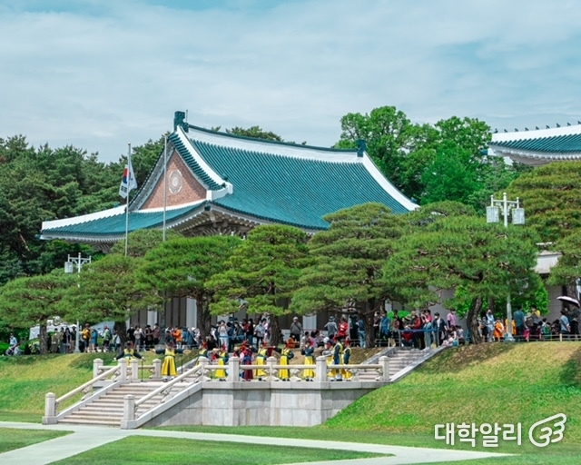 청와대 본관 앞 길게 늘어진 관람객들의 행렬 / 사진=김지원 기자 
