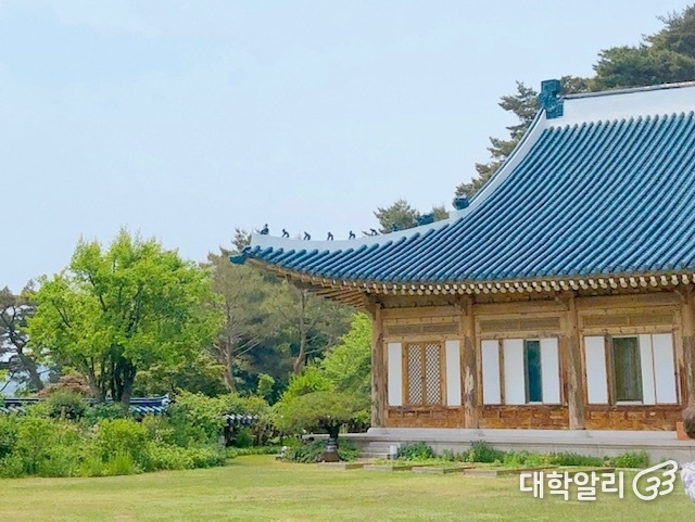 ㄱ자 형태의 관저 / 사진=류효림 기자