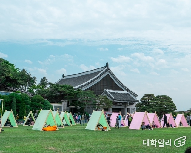 빈백과 텐트에 앉아 쉬는 관람객들 / 사진=류효림 기자