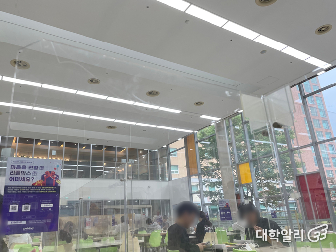 기숙사 식당을 이용 중인 학우들 / 사진=김서진 기자