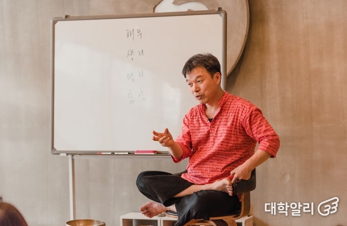 강의하는 김인중씨의 모습
