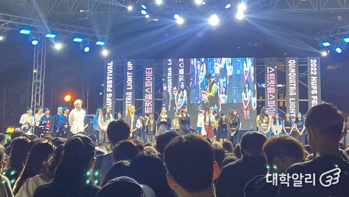 29일 운동장 무대에서 진행된 댄스 경연 대회 ‘스트릿 훕스 파이터’/사진=류효림 기자 