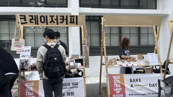 주변 상권 부스를 이용하는 학생들/사진=한국외국어대학교 공식 인스타그램