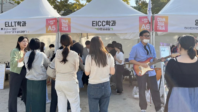 각 학과와 단과대 부스를 이용하는 학생들/사진=한국외국어대학교 공식 인스타그램