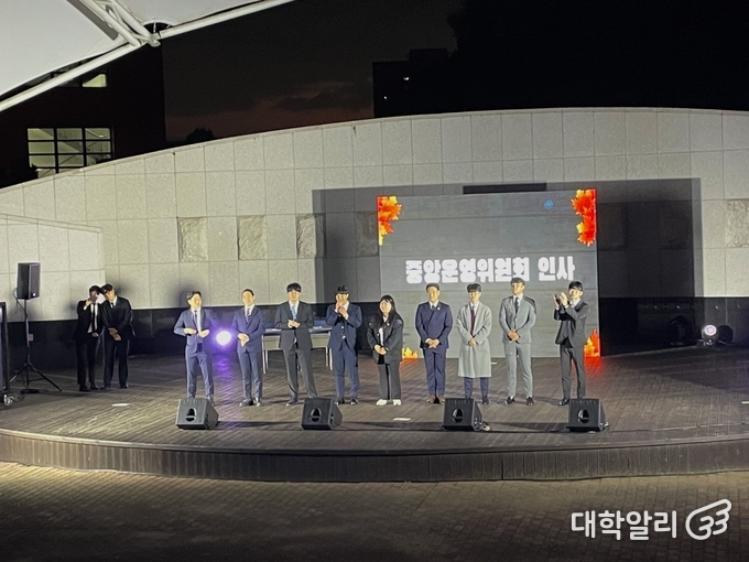 인사하고 있는 중앙운영위원회 / 사진=이지석 기자