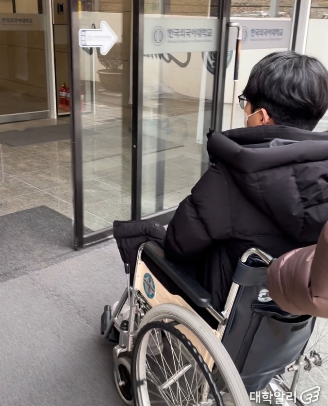 백년관 후문에 위치한 자동문 / 사진 = 기하늘 기자
