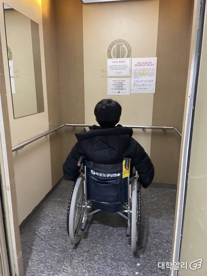 기숙사에 설치된 엘리베이터 / 사진 = 이지석 기자