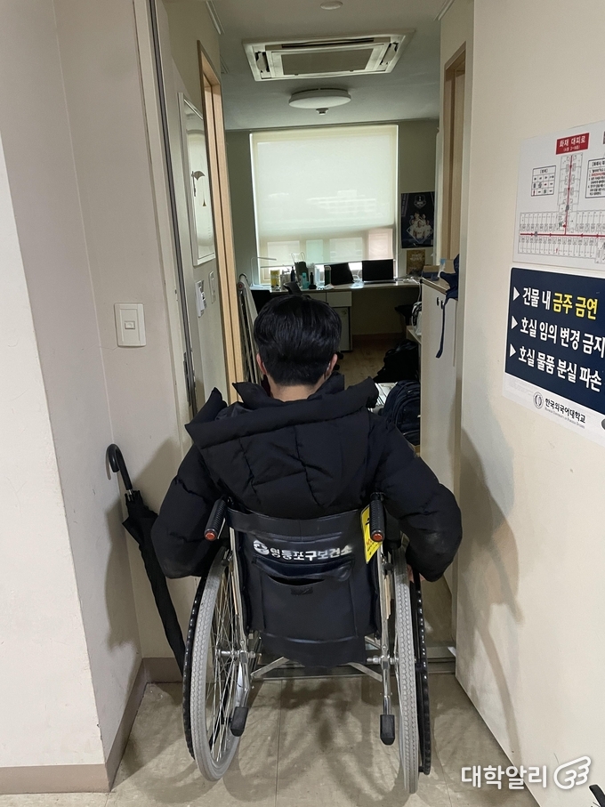 수동 휠체어가 이동하기 비좁은 방 입구 / 사진 = 이지석 기자
