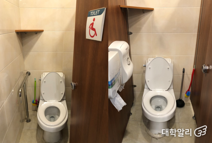 어문학관 1층 장애인⋅비장애인 화장실 / 사진 = 류효림 기자