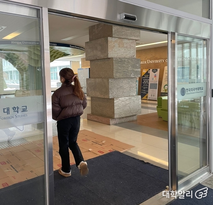 지난해 여름 설치된 어문학관 자동문 / 사진 = 기하늘 기자