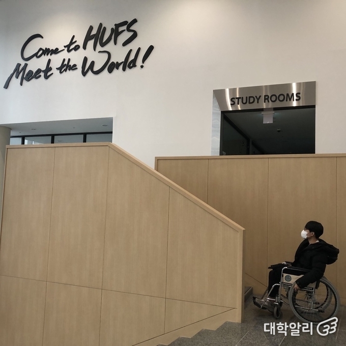 휠체어로 올라갈 수 없는 백년관 스터디룸 / 사진 = 류효림 기자