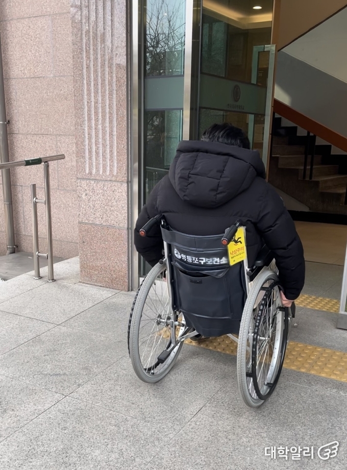 문이 열려있는 인문과학관 입구 / 사진 = 기하늘 기자