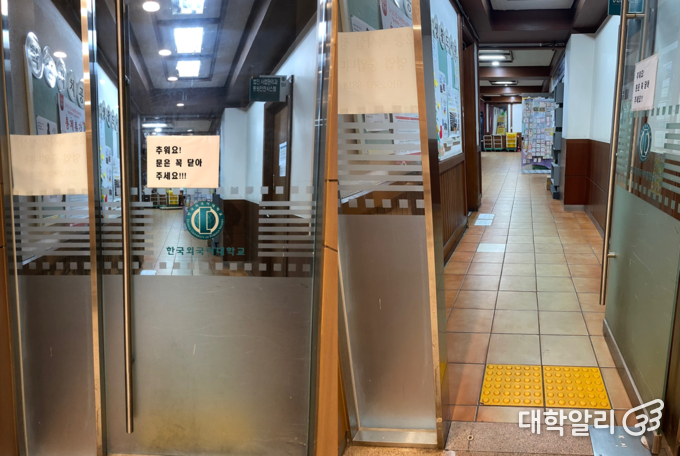 폭이 좁아 휠체어로 이동하기 어려운 인문과학관 1층 복도 / 사진 = 기하늘 기자