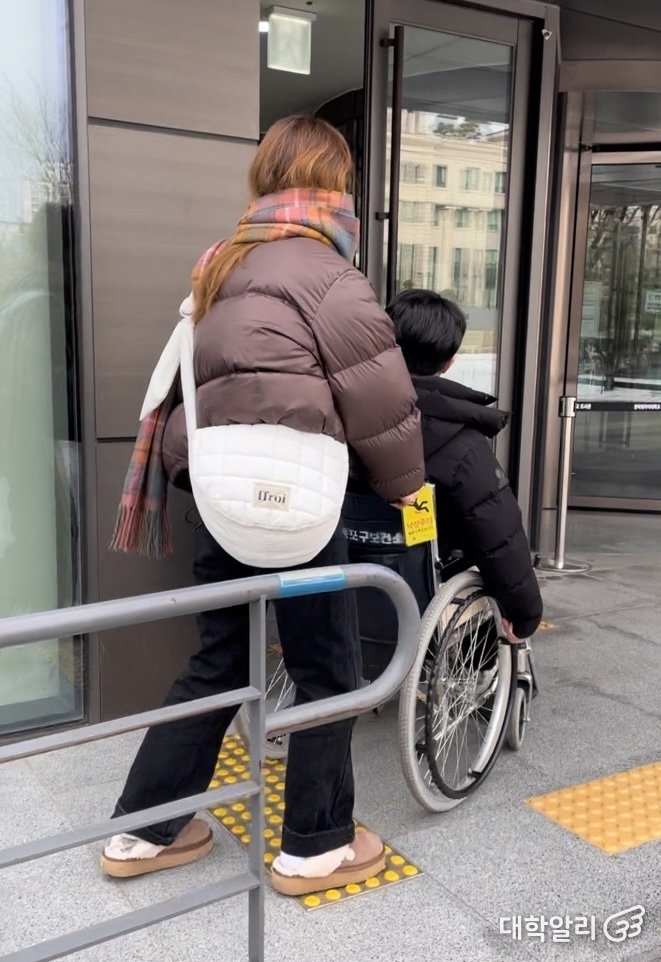 회전문이 무의미한 도서관 입구 / 사진 = 기하늘 기자