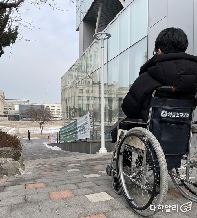 도서관 옆 경사로 / 사진 = 기하늘 기자
