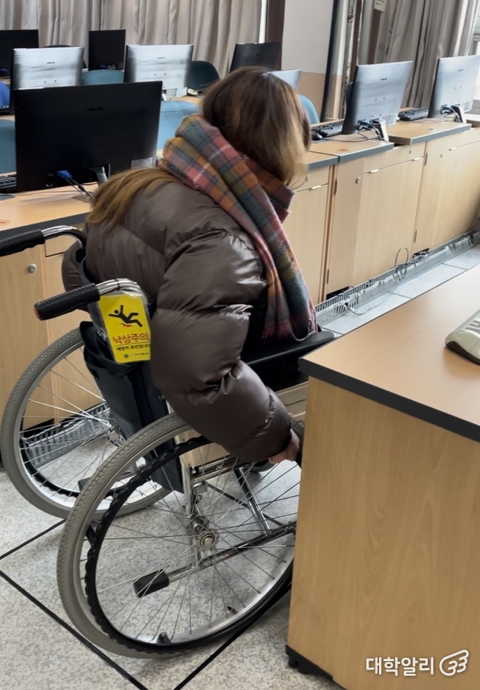 회전반경이 좁은 인문과학관 강의실 / 사진 = 기하늘 기자