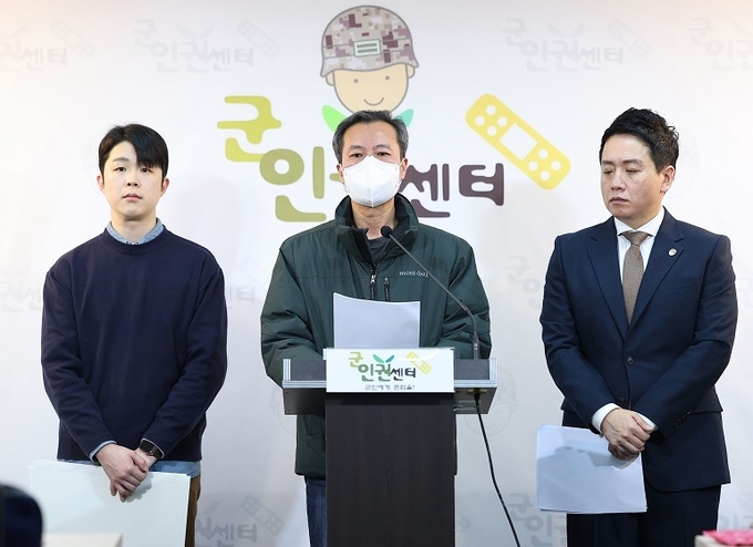 13일 서울 마포구 군인권센터에서 열린 기자회견에서 발언하고 있는 김 이병 부친 / 사진 = 연합뉴스