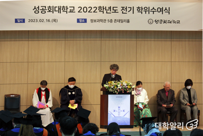 차피득 신부가 개회 기도를 하고 있다.