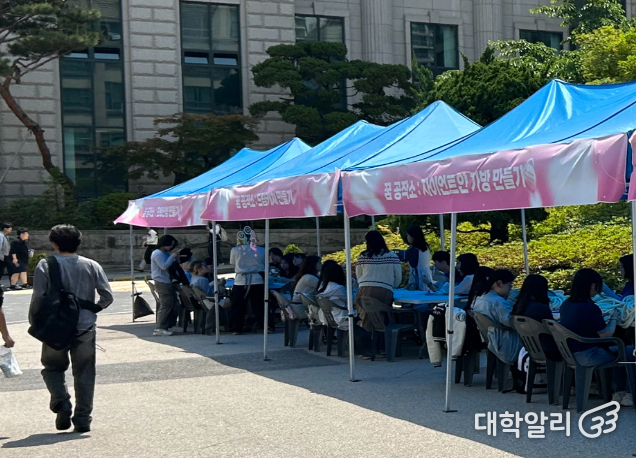 봄축제 콘텐츠 꿈 공작소가 축제 이튿날에 진행 중인 모습이다. 사진= 정현채 기자