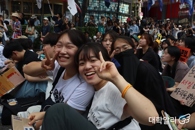 사회융합학부 비상대책위원회 ‘사뿐’으로 집회에 참여한 송영경(사회 20) 학우와 한송연(사회 23) 학우. <strong>윤영우 기자</strong>