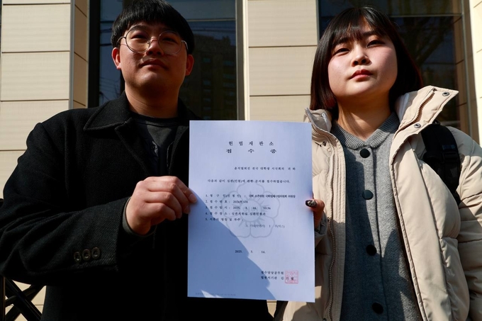 윤석열 대통령의 만장일치 파면을 촉구하는 대학생들의 서명을 헌법재판소에 전달하는 모습. 사진 = 윤석열 퇴진 전국 대학생 시국회의 제공