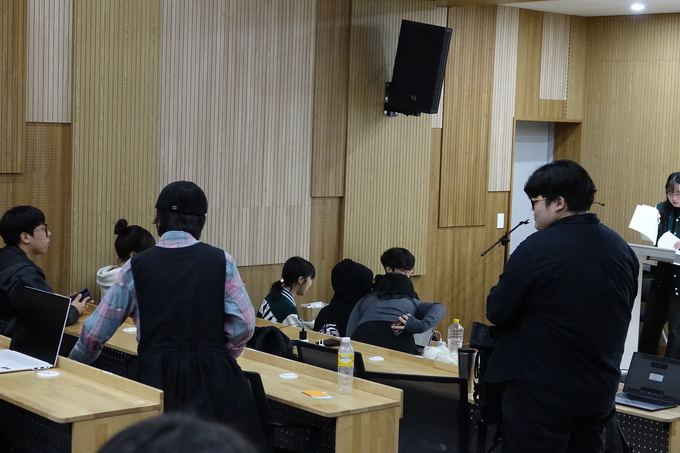 임시총회 참석자들이 폐회 이후 자리를 정리하고 있다. <strong>이재윤 기자</strong>
