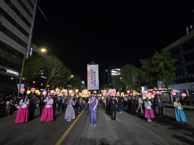 지난 26일 진행된 연등 행렬 행사에서 한국대학생불교연합회 소속 회원들이 행사에 참여하고 있는 장면 (사진=<strong>한국대학생불교연합회</strong>)