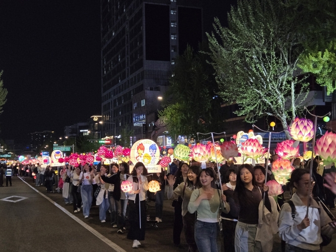 한국대학생불교연합회 회원들이 연등 행렬에 참여하고 있다.(사진=<strong>한국대학생불교연합회</strong>)