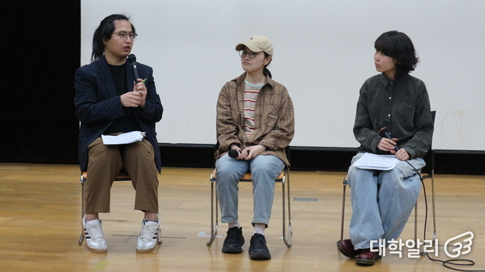 옥지민 회장이 ‘매달리기’를 연출한 박지인 감독에게 질문하고 있다. <strong>이선영 기자</strong>