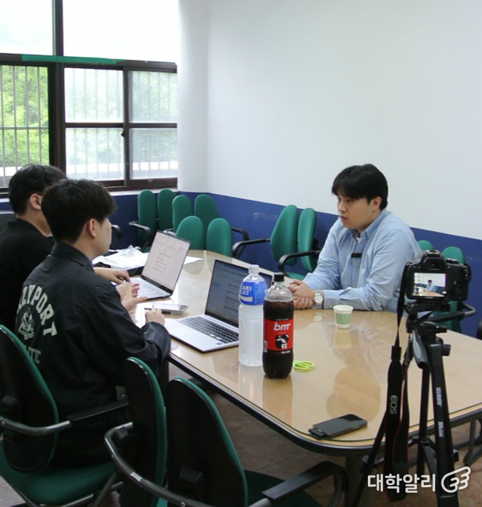 가대알리와 인터뷰하는 김민구 총학생회장 (사진=<strong>김단비 기자</strong>)