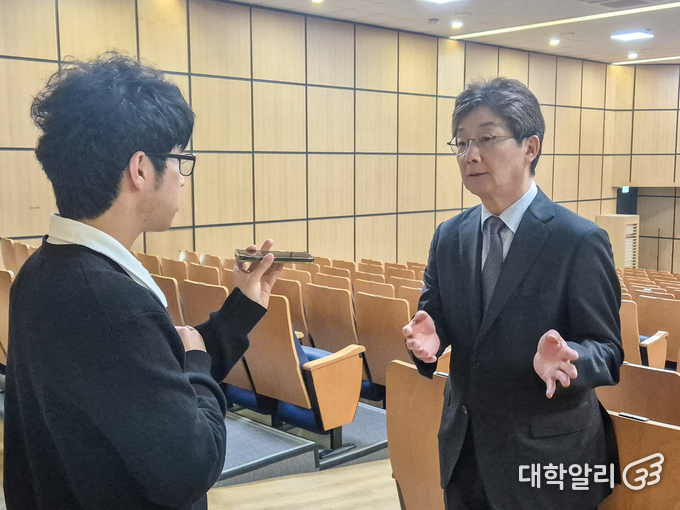 가대알리 김동현 기자(왼쪽)가 유승민 前 국회의원(오른쪽)과 인터뷰를 진행하고 있다. (사진=<strong>권민제 기자</strong>)