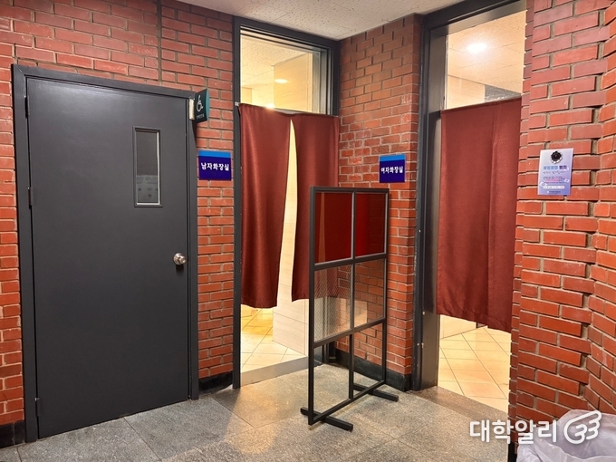 가톨릭대학교 성심교정 학생미래인재관 1층 화장실 모습 (사진 = 고민정 기자)