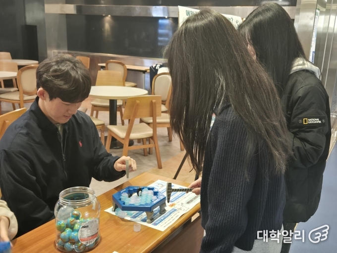 에너지환경공학과 학생회 부원과 참여학우가 얼음깨기 게임을 하고 있다. (사진=<strong>권민제 기자</strong>)