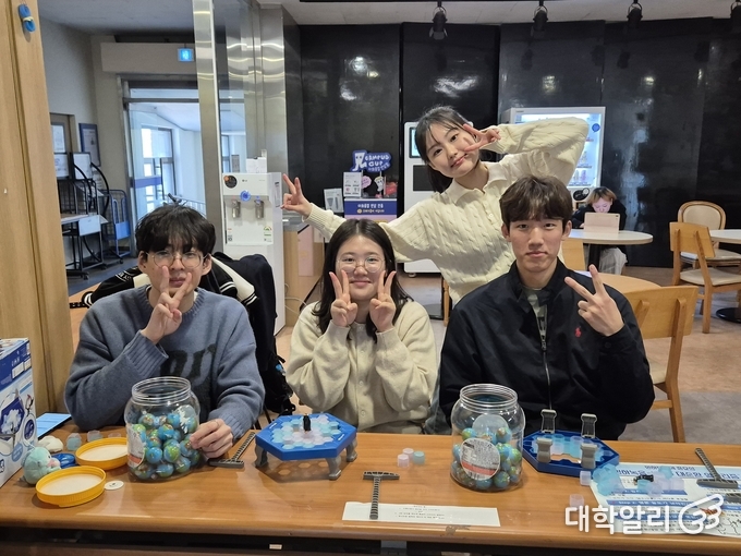 김지혜 에너지환경공학과 학생회장(뒤)과 학생회 부원들이 포즈를 취하고 있다. (사진=<strong>권민제 기자</strong>)