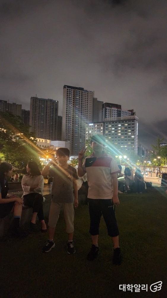 축제를 즐기는 박준영 군(좌)과 박주원 군(우) (사진=오세권 기자)