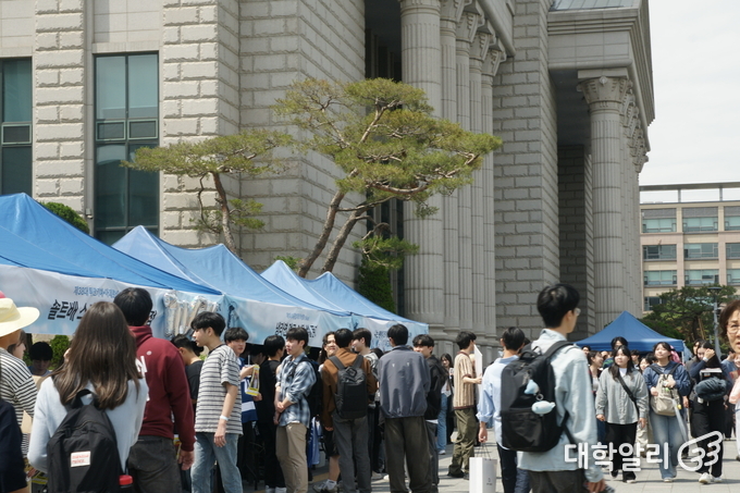  본관 앞, 수많은 학생들이 부스 콘텐츠를 즐기고 있다. (사진=이은진 기자)