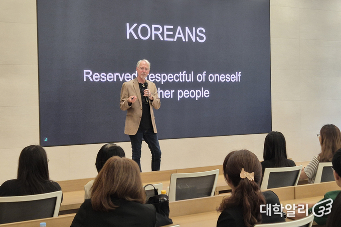 가톨릭대학교에서 강연하고 있는 샘 리처드 교수 (사진=<strong>조우진 기자</strong>)