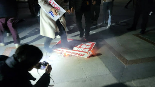 충북대학교 학생공동행동의 피켓을 짓밟는 극우 세력 (사진=충북대학교 학생공동행동)