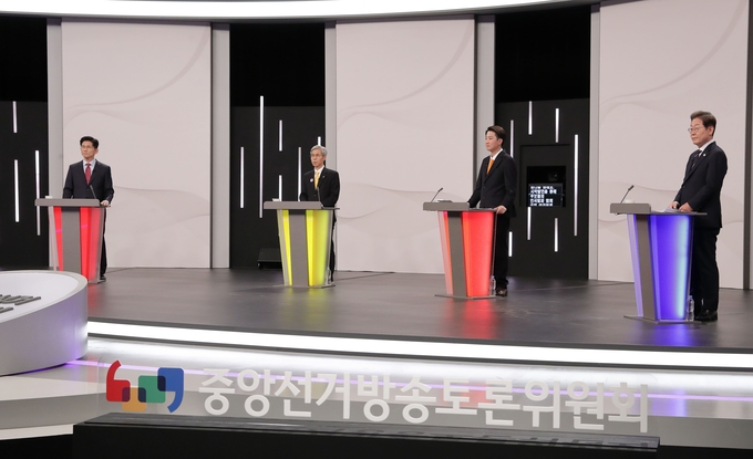 제21대 대통령 선거 후보자들이 토론대 앞에 서 있다. (왼쪽부터) 김문수 국민의힘 후보, 권영국 민주노동당 후보, 이준석 개혁신당 후보, 이재명 더불어민주당 후보(사진=중앙선거방송토론위원회)