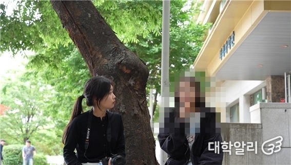 한국외국어대학교에 재학 중인 학우가 질문에 답하고 있다. (사진=김태섭 기자)