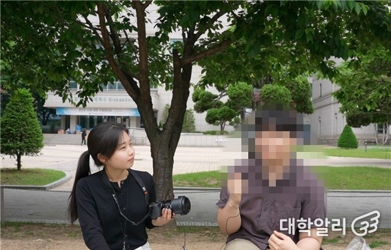 한국외국어대학교에 재학 중인 학우가 질문에 답하고 있다. (사진=김태섭 기자)