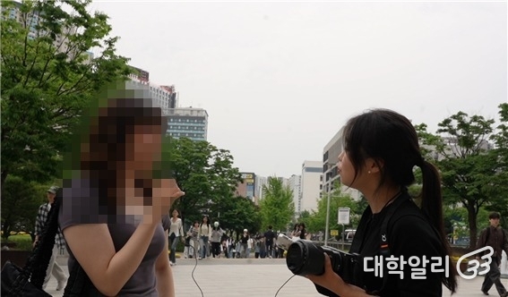 한국외국어대학교에 재학 중인 학우가 질문에 답하고 있다. (사진=김태섭 기자)